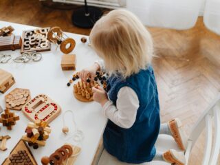 Zdjęcie do artykułu: Zabawy sensoryczne – jak wpływają na rozwój malucha